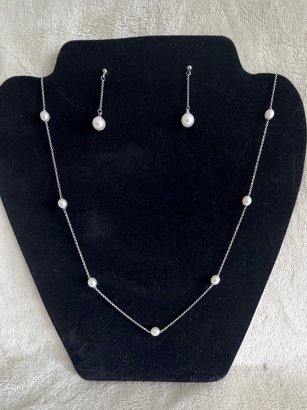 TIFFANY & CO. Elsa Peretti®
Pearls by the Yard™ Necklace and Chain Earrings Set
